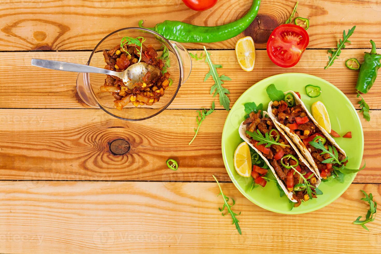 mexikanische Tacos mit Rindfleisch in Tomatensauce foto