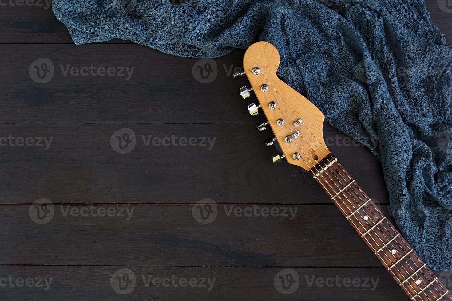 E-Gitarre auf dunklem Hintergrund foto