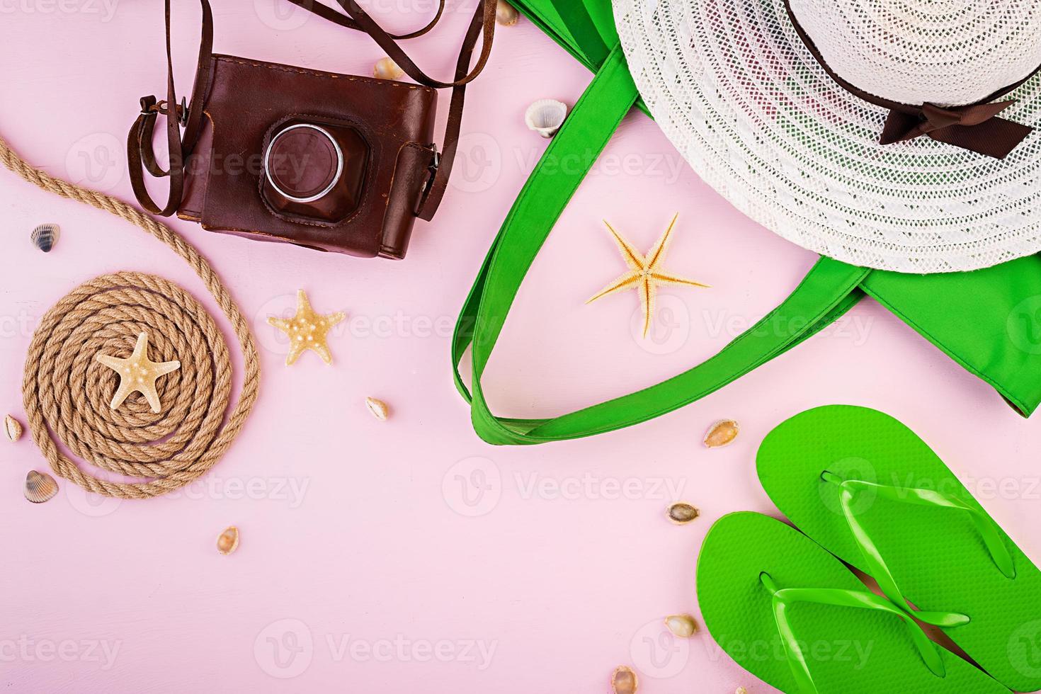 Urlaubskonzept. buntes weibliches Urlaubszubehör. sommerwohnung lag. Ansicht von oben foto