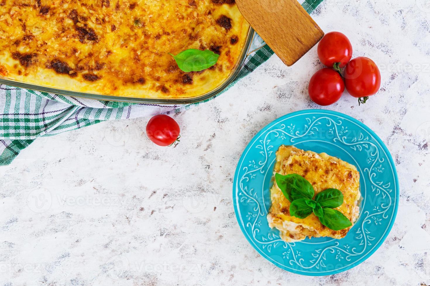 klassische Lasagne mit Bolognese-Sauce auf weißem Hintergrund. flach liegen. Ansicht von oben foto