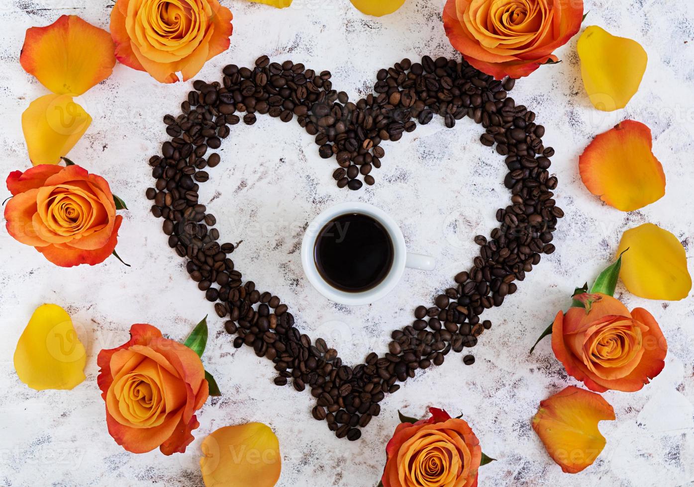 Tasse Kaffee und Rose auf weißem Hintergrund. Ansicht von oben foto