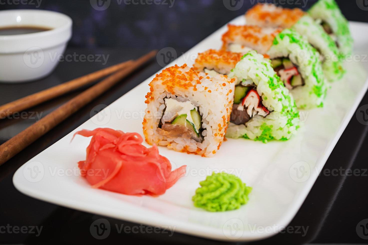 Sushi-Rolle auf dunklem Hintergrund foto