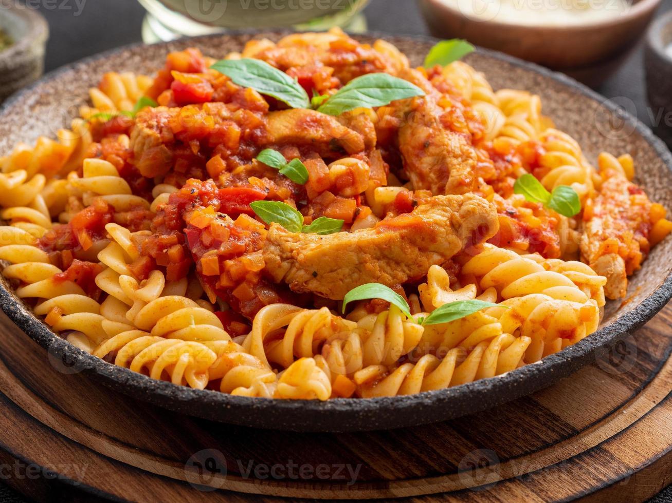 Bolognese-Nudeln. Fusilli mit Tomatensauce, Rinderhackfleisch foto