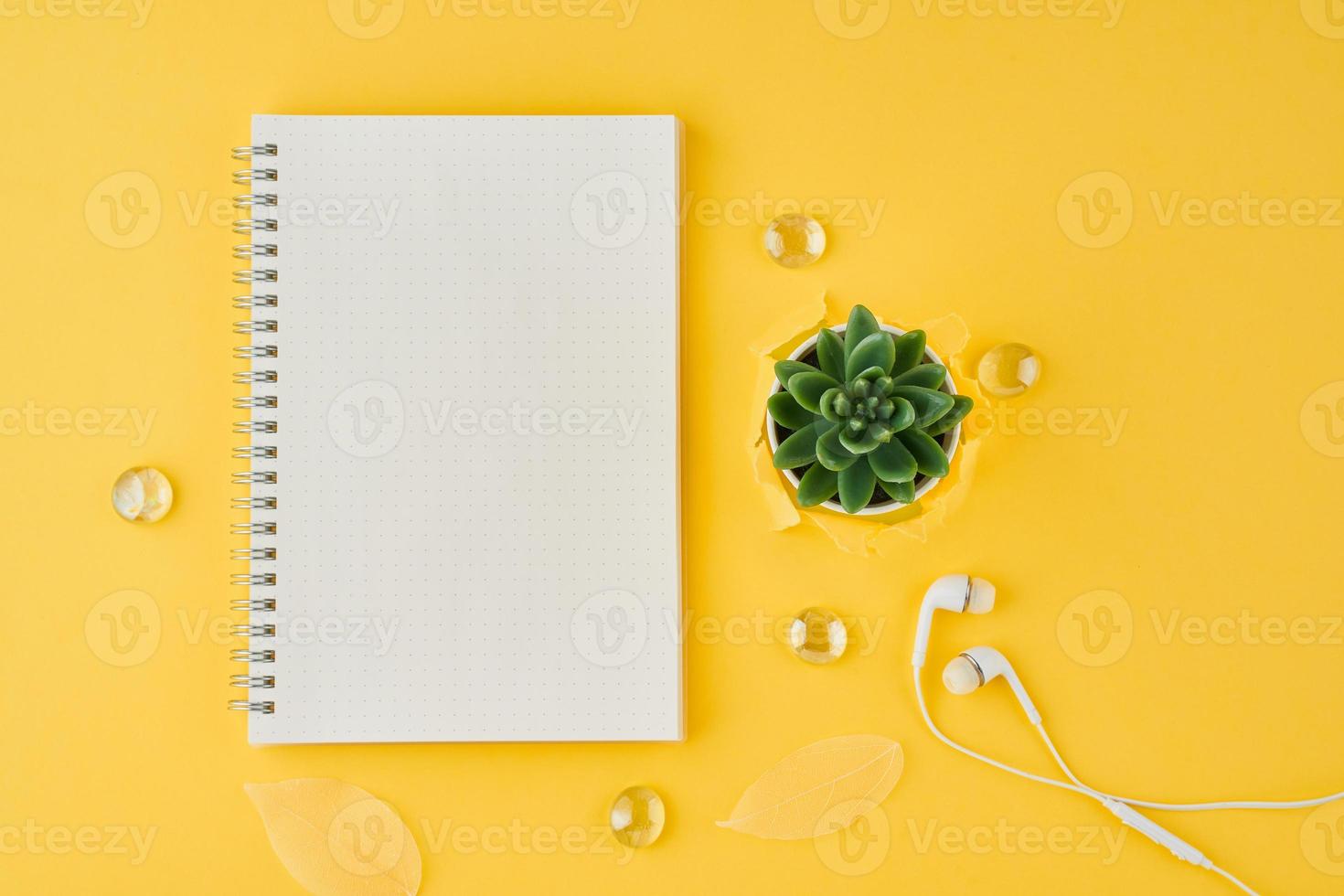 leere notizblockseite im aufzählungszeichen auf hellgelbem bürodesktop foto