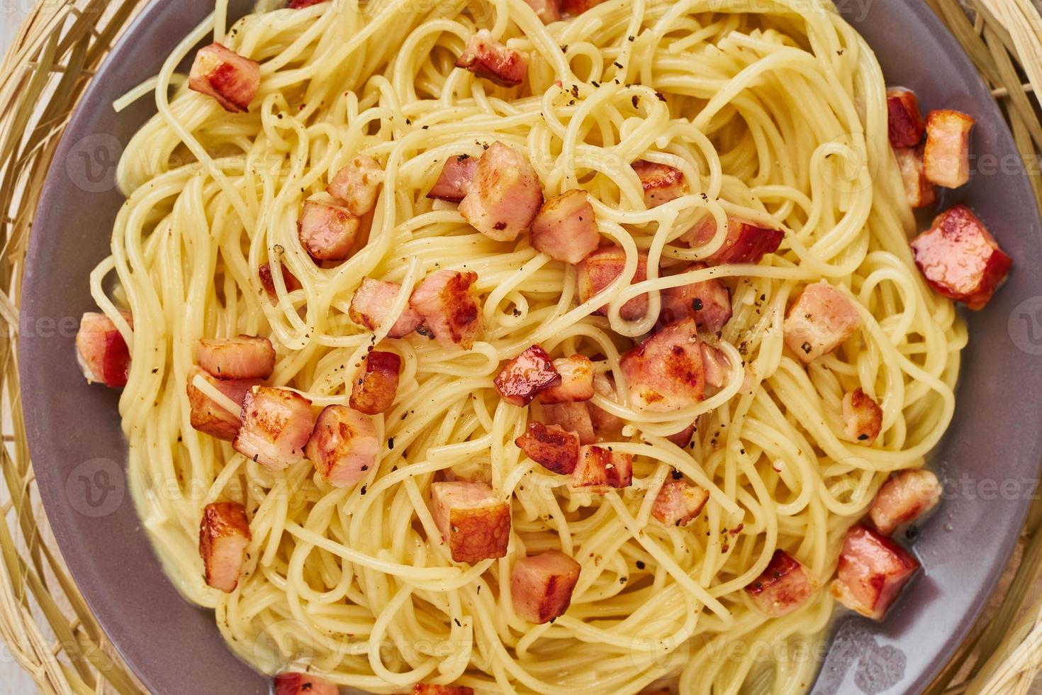 Nahaufnahme von Carbonara-Nudeln. Spaghetti mit Speck, Ei, Parmesankäse foto