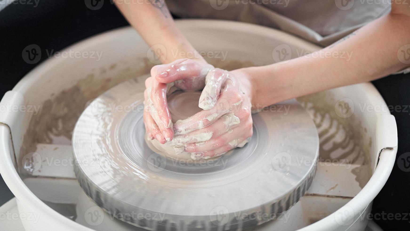 frau, die keramikkeramik auf rad herstellt, herstellung von keramikwaren. konzept für kleine unternehmen oder hobby foto