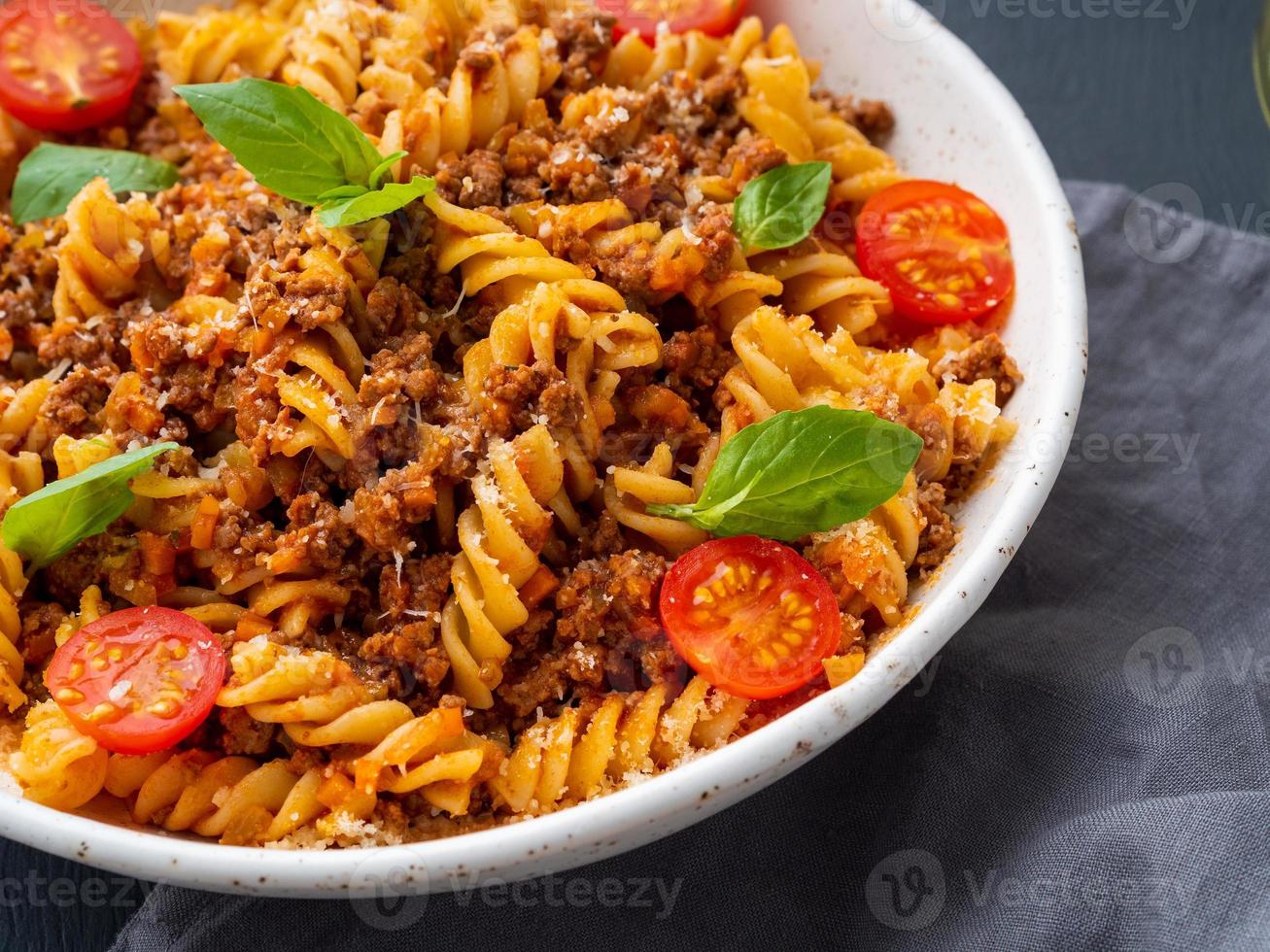 Bolognese-Nudeln. Fusilli mit Tomatensauce, Rinderhackfleisch foto