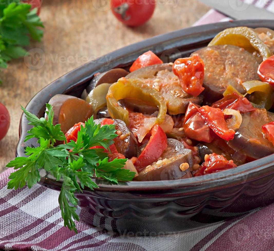 gedünstetes Gemüse - Auberginen, Paprika und Tomaten foto