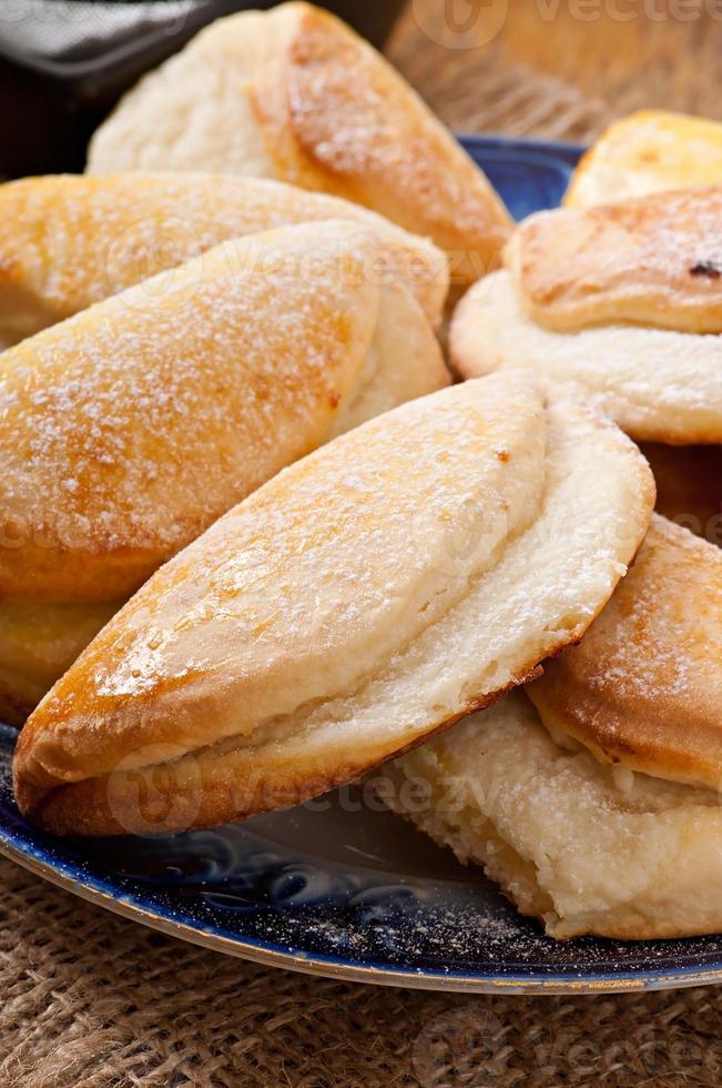 Kekse mit Hüttenkäse, bestreut mit Puderzucker foto