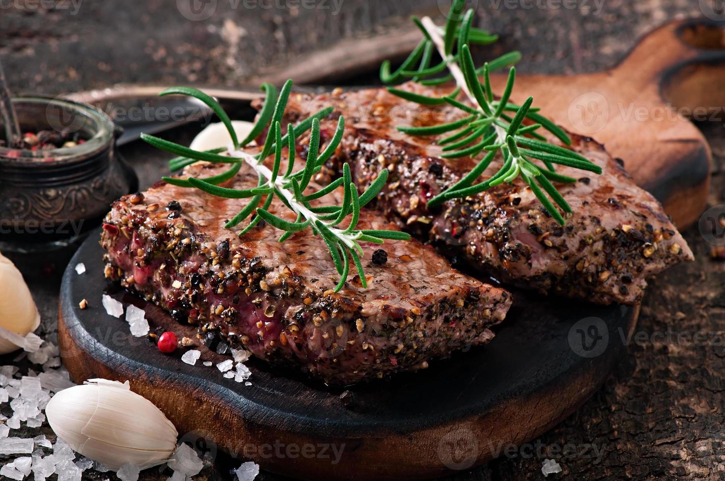 saftiges Steak medium rare beef mit Gewürzen foto