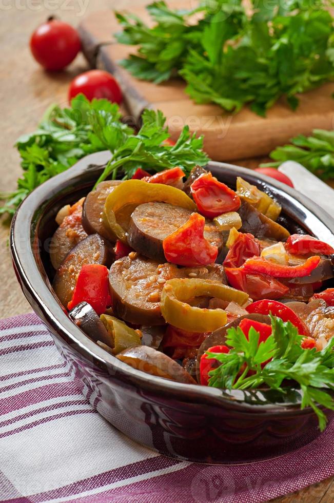 gedünstetes Gemüse - Auberginen, Paprika und Tomaten foto