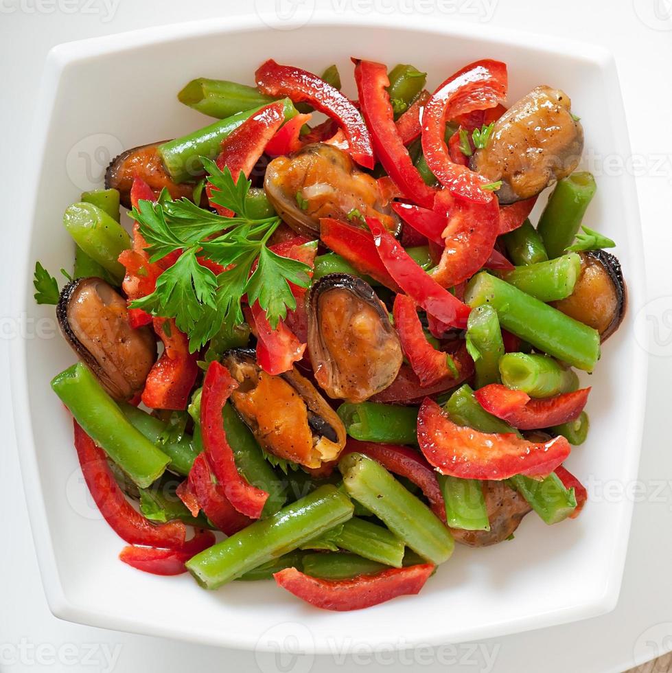 Salat mit Muscheln, grünen Bohnen und Paprika foto