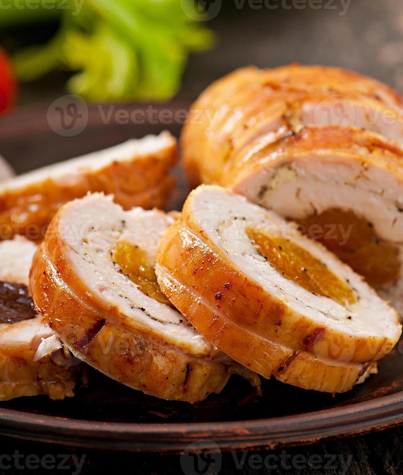 Hähnchenbrötchen mit Pflaumen und getrockneten Aprikosen foto