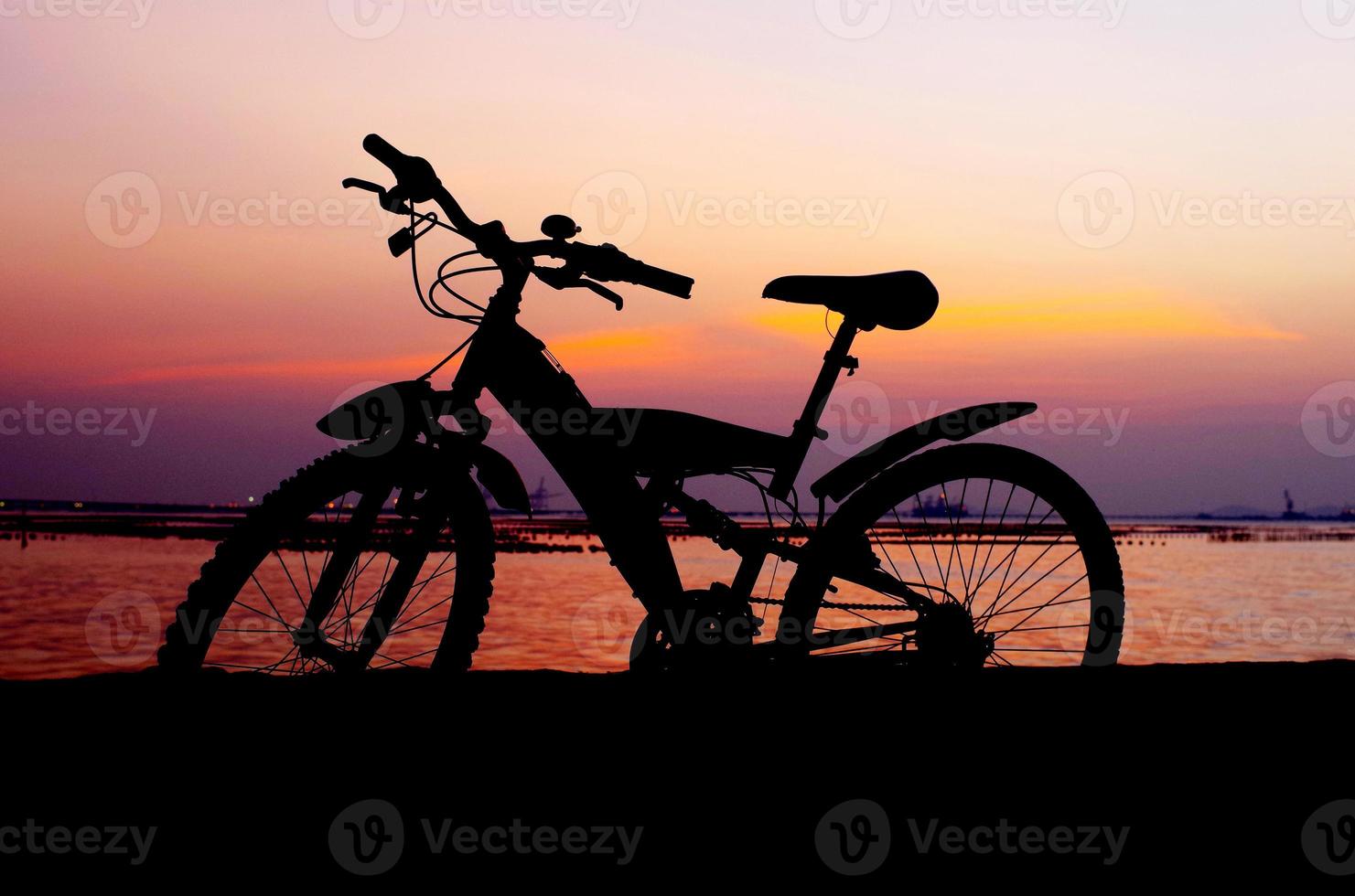 Mountainbike-Silhouette mit Sonnenuntergangshimmel foto