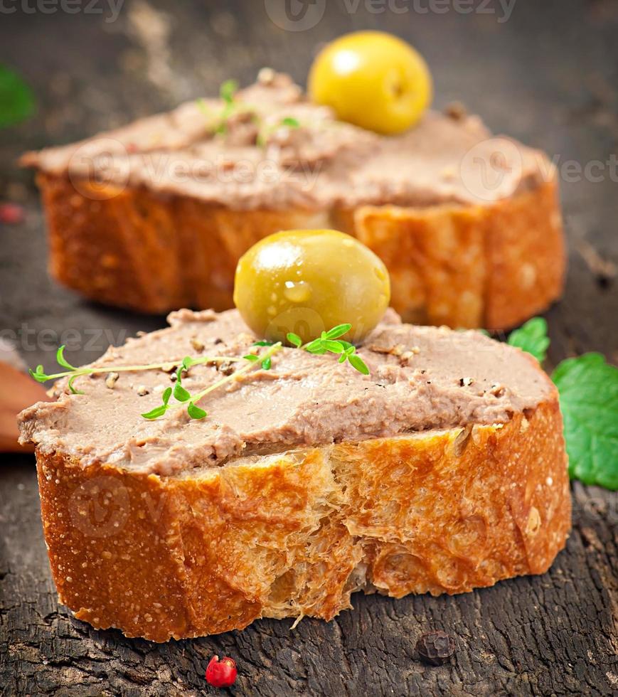 hausgemachter Fleischsnack Hühnerleberpastete mit Bohnenkraut und Oliven foto