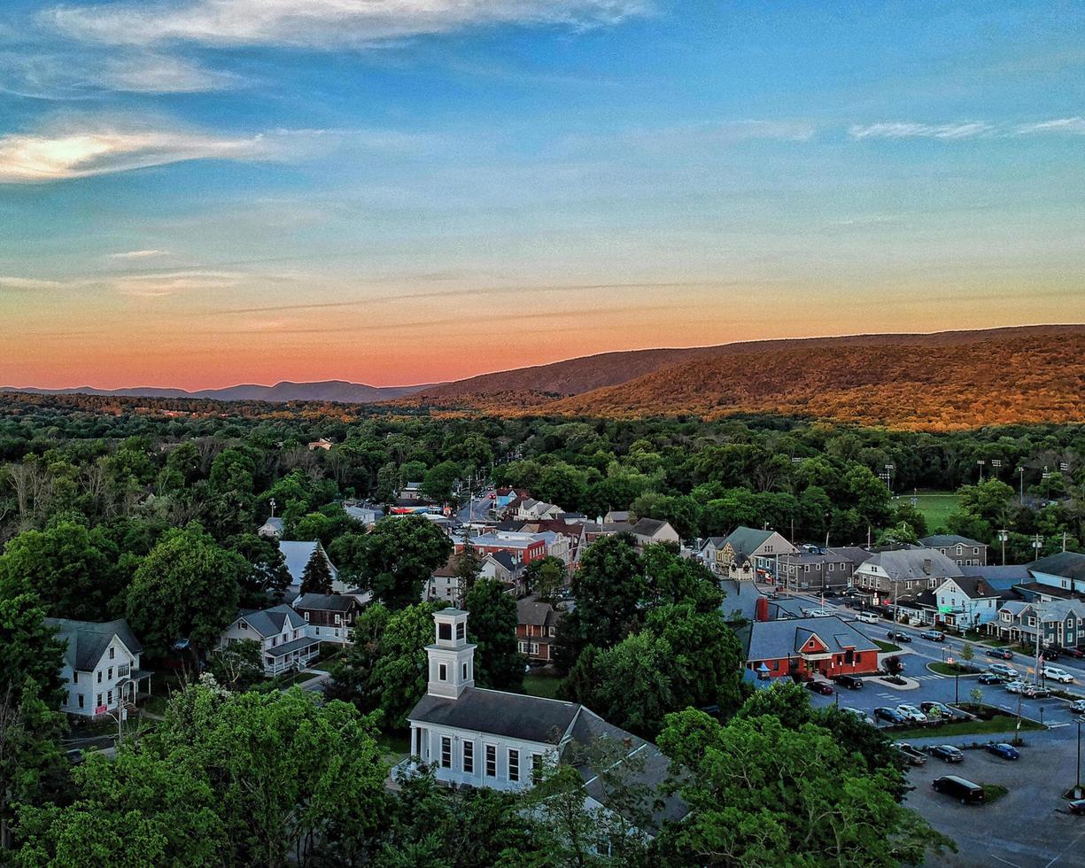 Luftdrohnenfoto von Washingtonville New York bei Sonnenaufgang foto