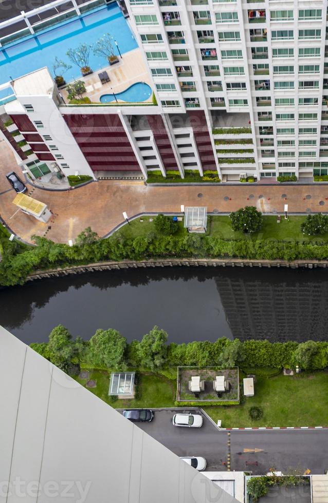 Blick nach unten auf die Landschaft von der Wolkenkratzer-Architektur in Bangkok, Thailand. foto