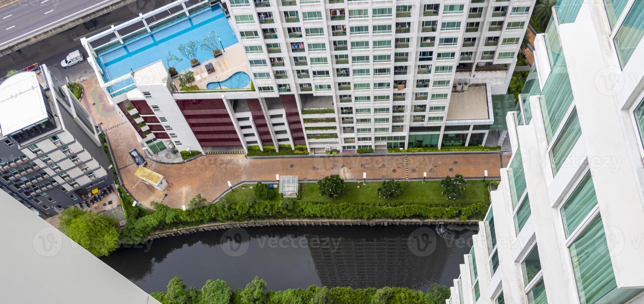 Blick nach unten auf die Landschaft von der Wolkenkratzer-Architektur in Bangkok, Thailand. foto