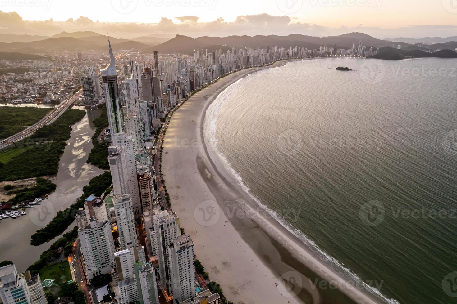 Antenne von Balneario Camboriu, Santa Catarina, Brasilien bei Sonnenuntergang. foto