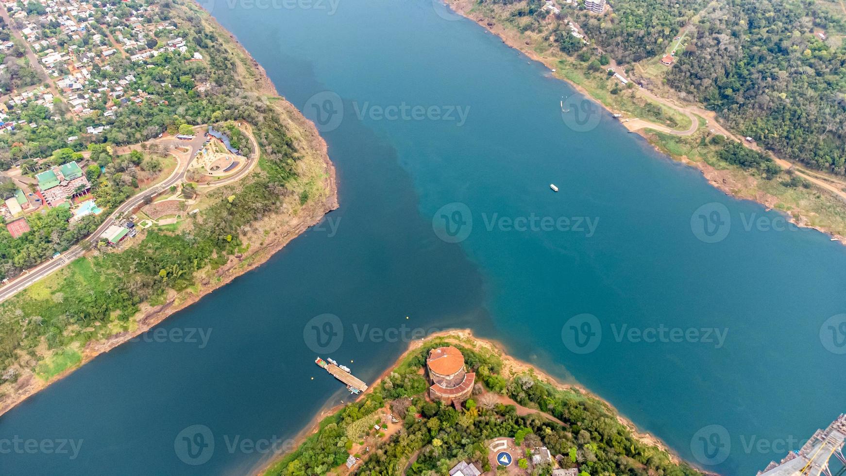 die Triple Frontier, ein Dreiländereck zwischen Paraguay, Argentinien und Brasilien, brasilianische Seite. Marco das tres fronteiras bedeutet Wahrzeichen der drei Grenzen. foz do iguacu, parana, brasilien. foto