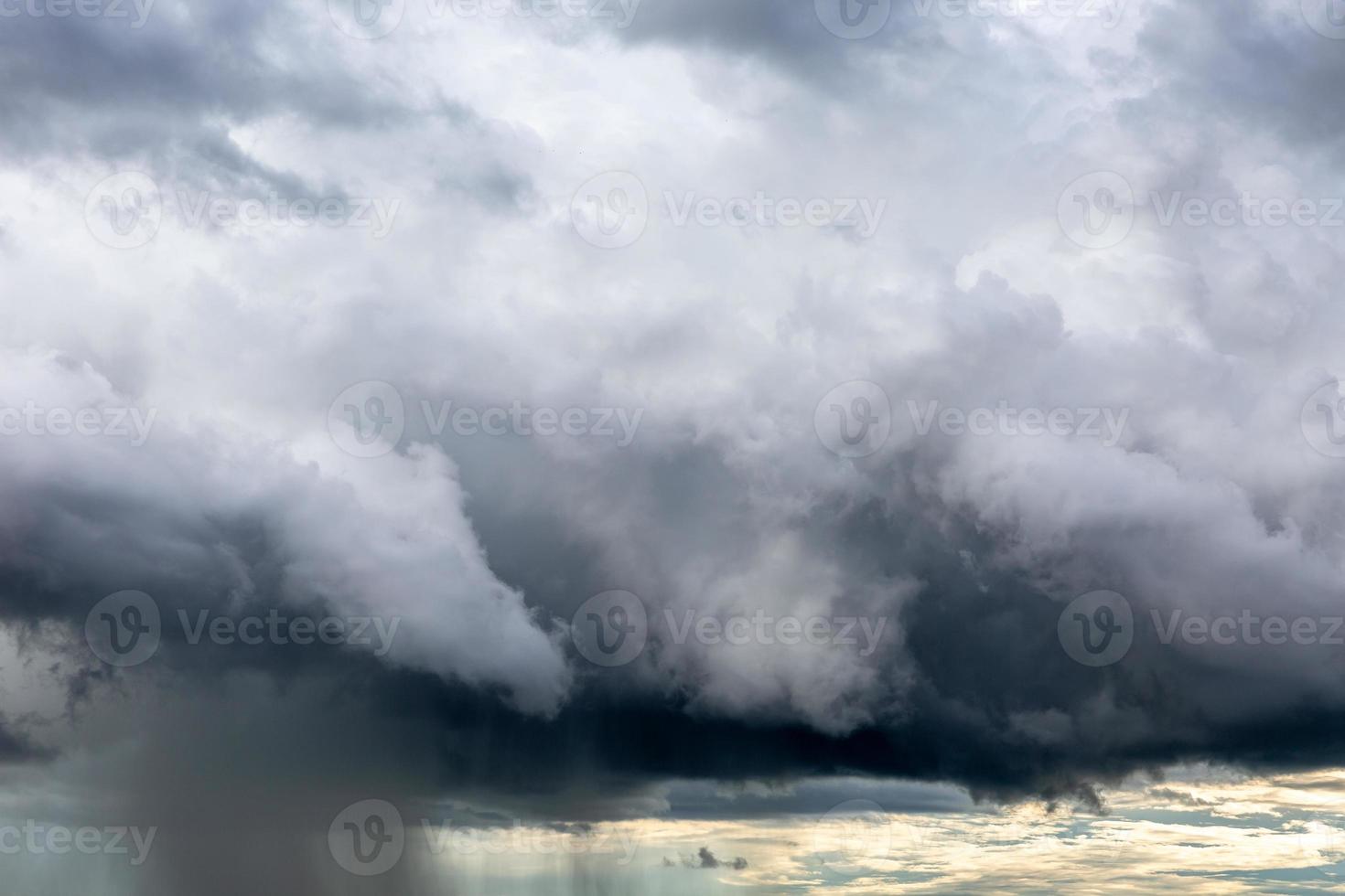 Regenwolke. Wetterwechsel. verschiedene klimatische Situationen in einem einzigen Bild. foto