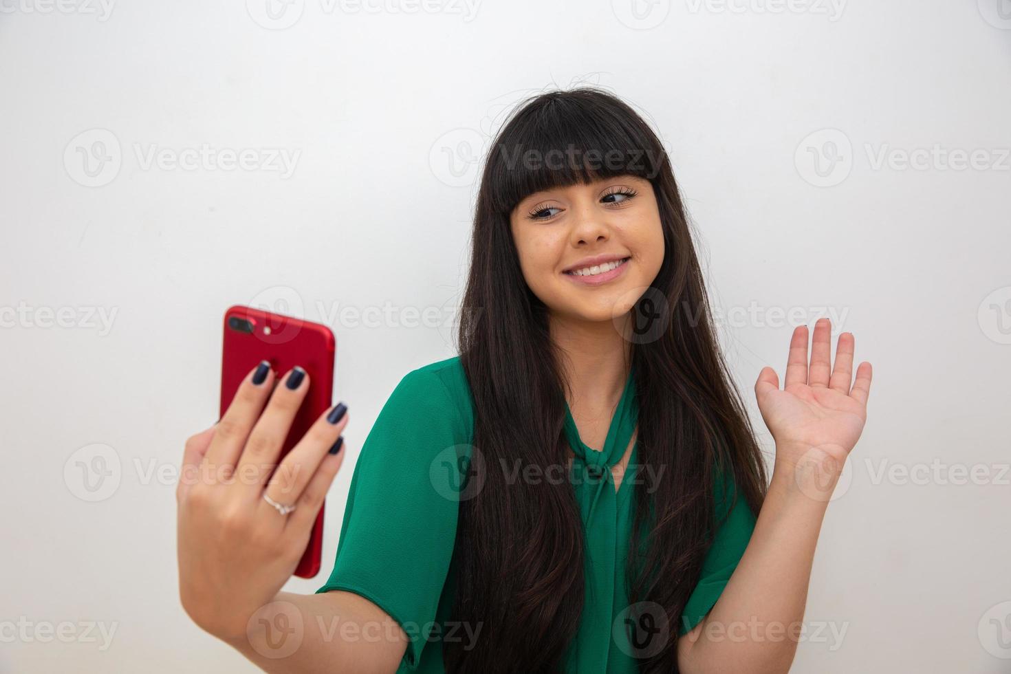 Selbstporträt einer netten, erstaunlichen, hübschen, positiven, sexy Frau, die Selfie auf der Frontkamera macht foto