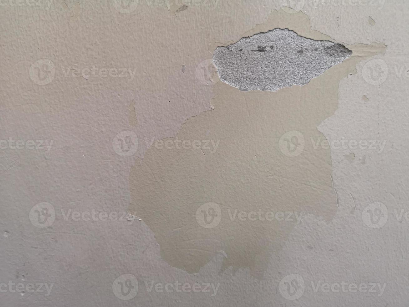 riss und farbe rutscht vom zementwandputz ab, verteilt auf beton poliertem strukturiertem hintergrund abstrakt grau, baukonstruktion foto