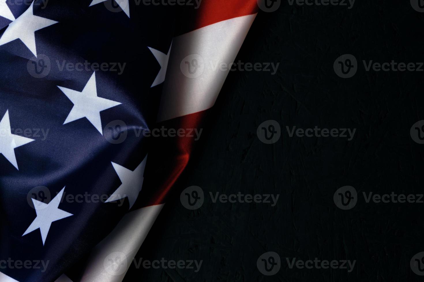 flagge der vereinigten staaten von amerika mit einem platz für die inschrift.usa schwarzer hintergrund. foto