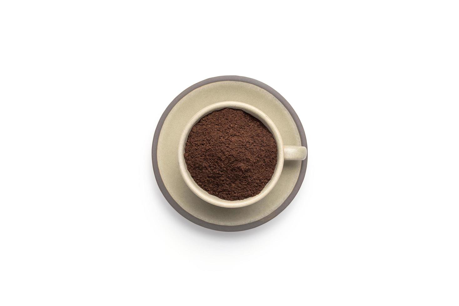 gemahlenes Kaffeepulver in der Tasse isoliert auf weißem Hintergrund. foto