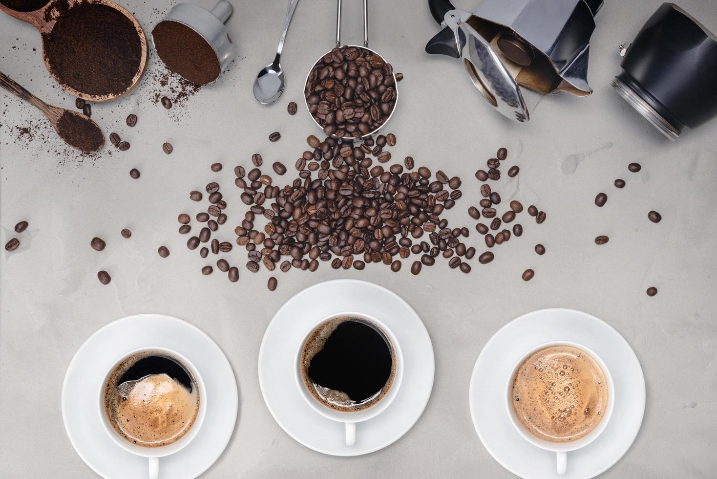 Hintergrund mit verschiedenem Kaffee, Kaffeebohnen, Tasse schwarzem Kaffee, Kaffeemaschinenausrüstung foto