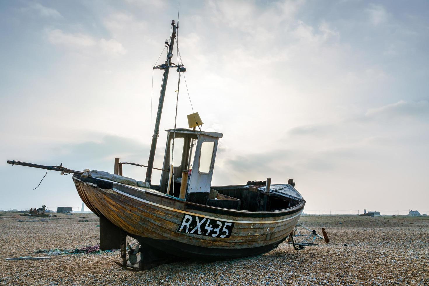 Dungeness, Kent, Großbritannien, 2015. Fischerboot am Strand foto