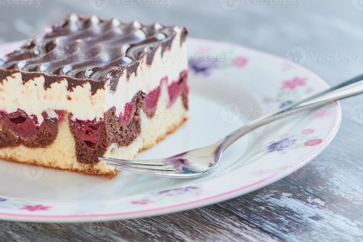 berühmter deutscher kuchen, die sogenannte donauwelle auf einem teller mit einer gabel foto