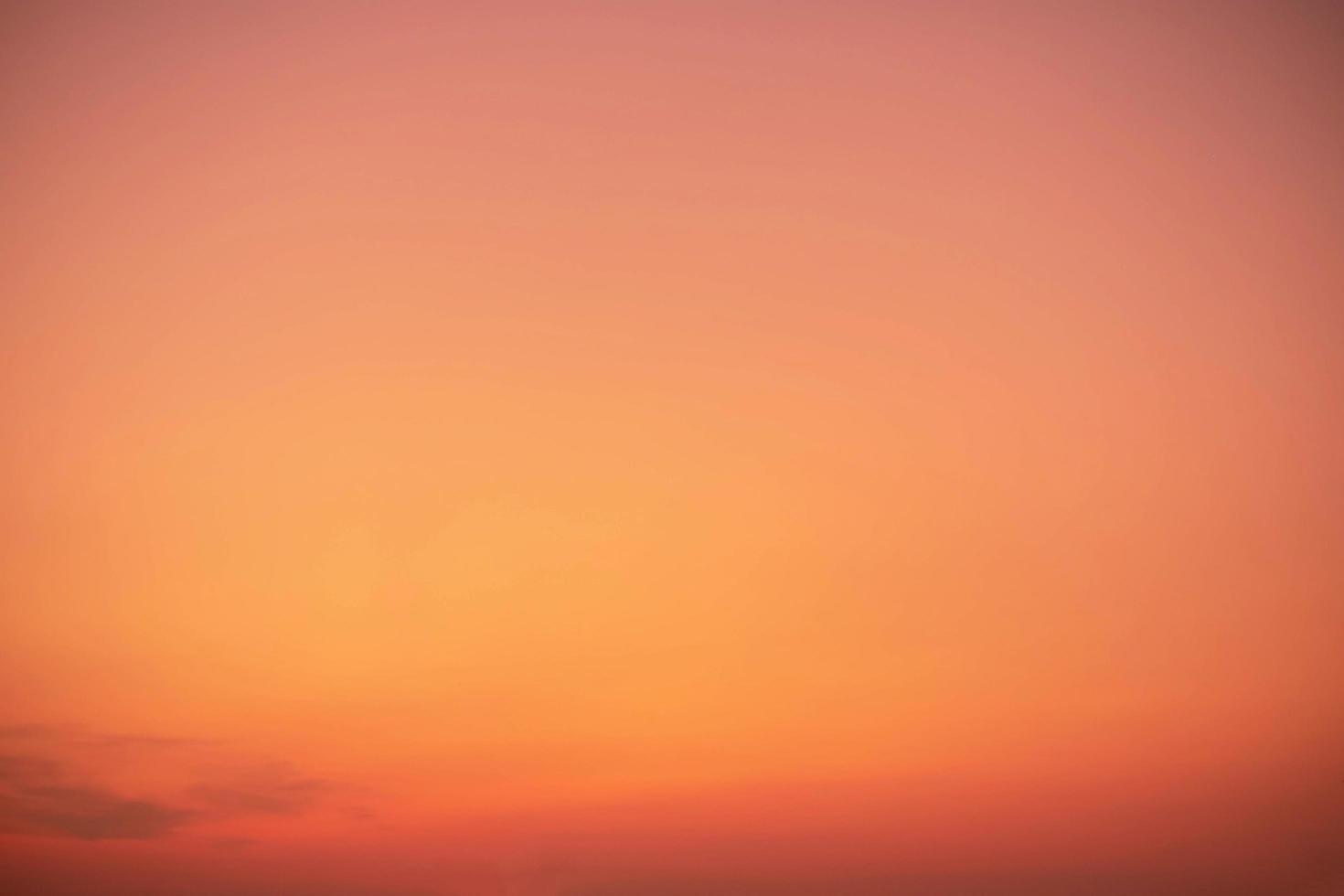 schöne weiche orangefarbene Wolken und Sonnenlicht auf dem blauen Himmel perfekt für den Hintergrund, nehmen Sie Morgen, Dämmerung, Himmelmorgenhintergrund auf foto