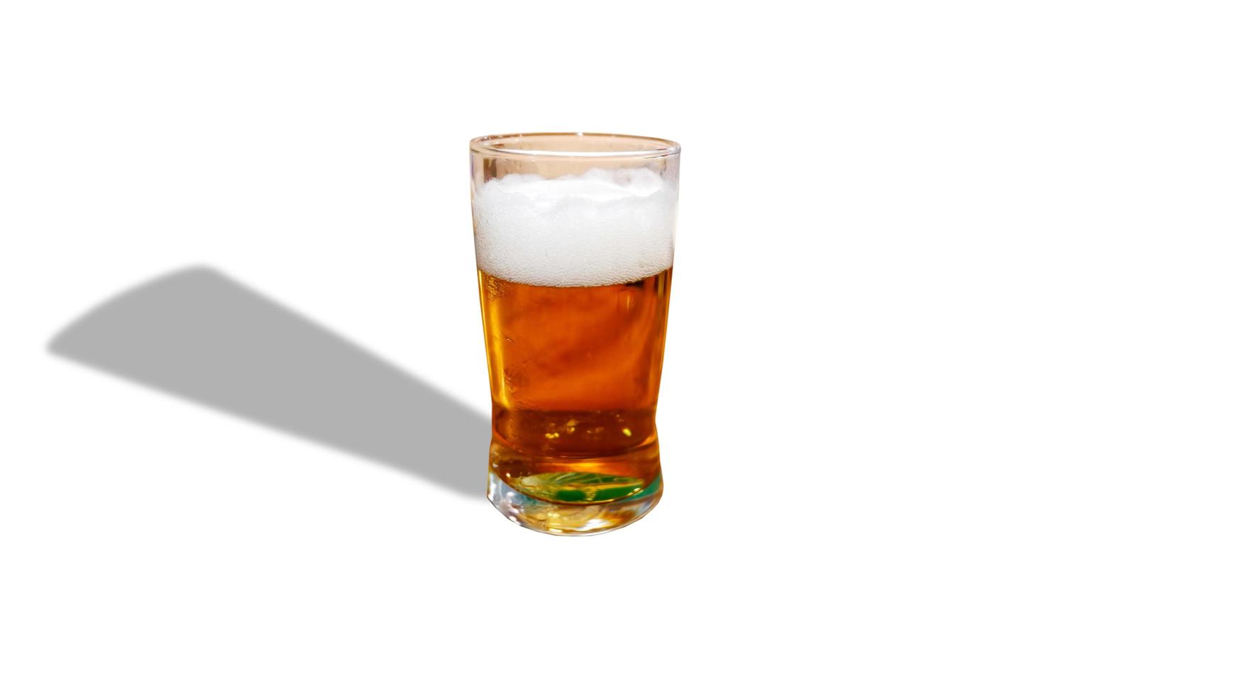 Bierglas auf weißem Hintergrund. foto