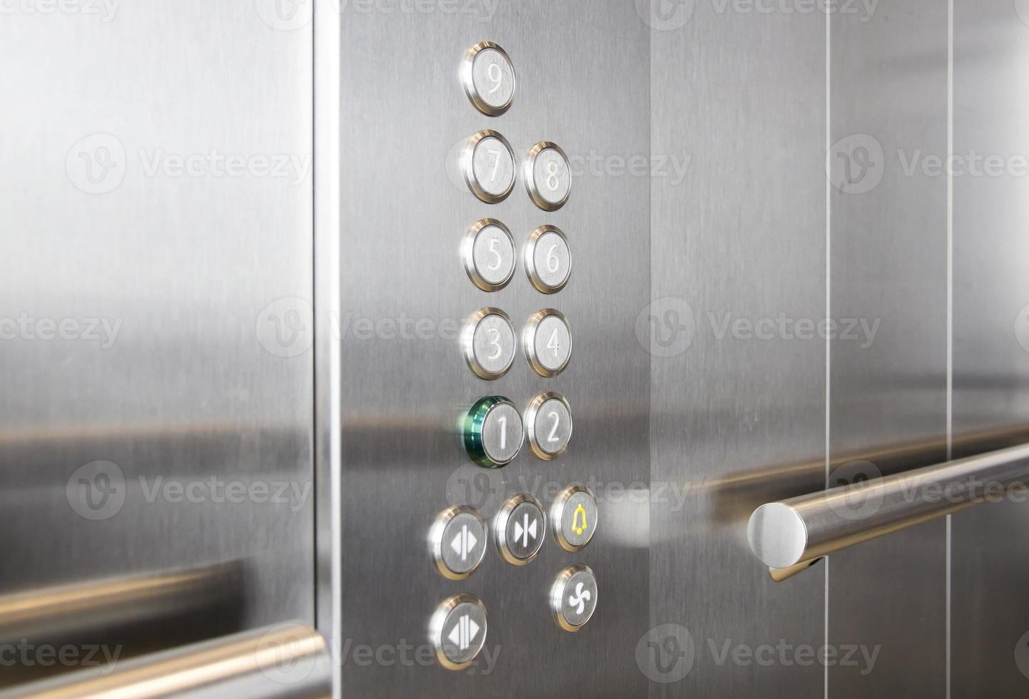 Knöpfe und Handlauf in modernen Aufzugsgeschäftszentren foto