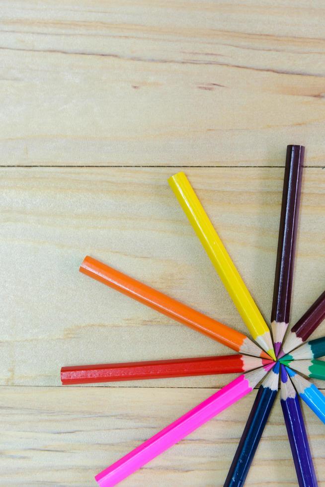 viele verschiedenfarbige Buntstifte oder Farbstifte auf Holz mit Kopierraum, buntes Kinderschulkünstlerkonzept. foto