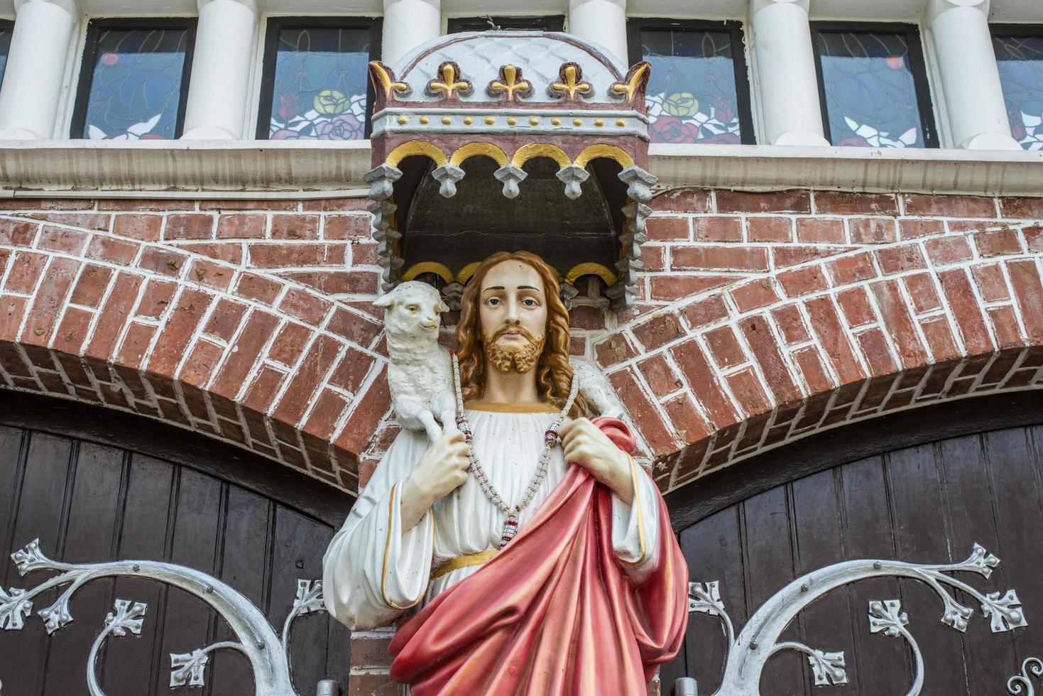 die jesus-christus-statue vor der st.mary-kathedrale in yangon, myanmar. foto