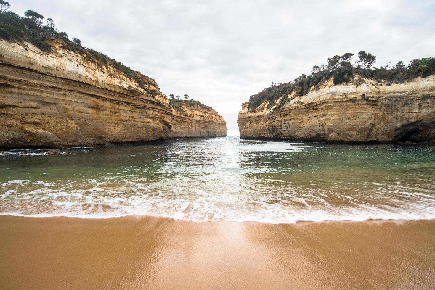 loch ard gorge eine der touristischen ikonischen attraktionslandschaften entlang der straße der great ocean road im staat victoria in australien. foto