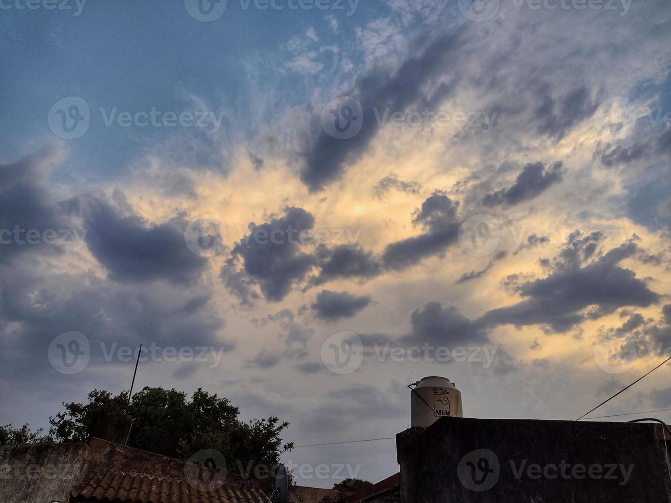 Bunte Wolken über der Stadt foto