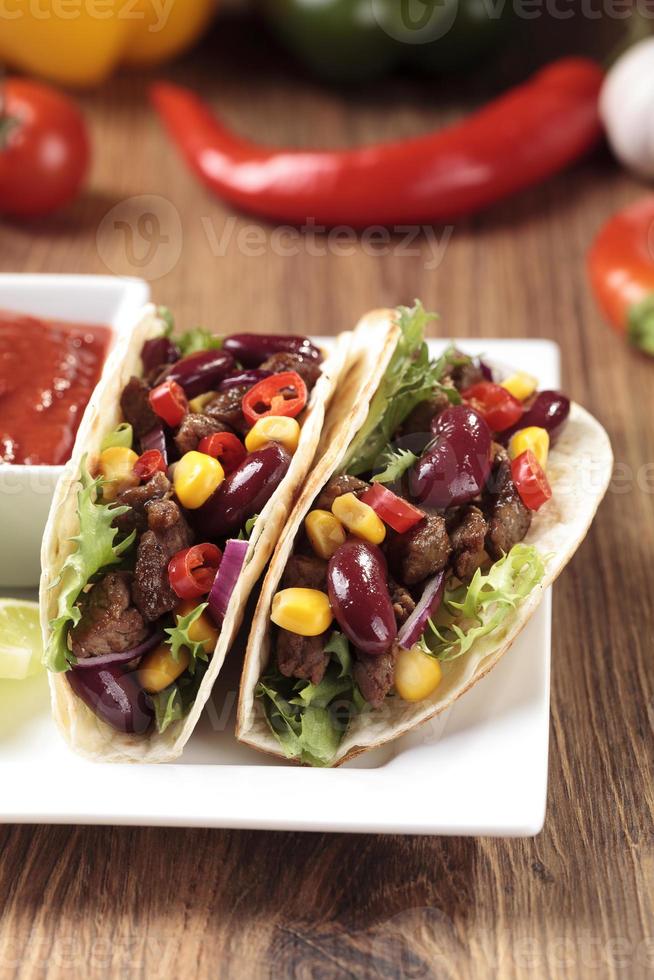 Taco mit Rindfleisch und Gemüse foto