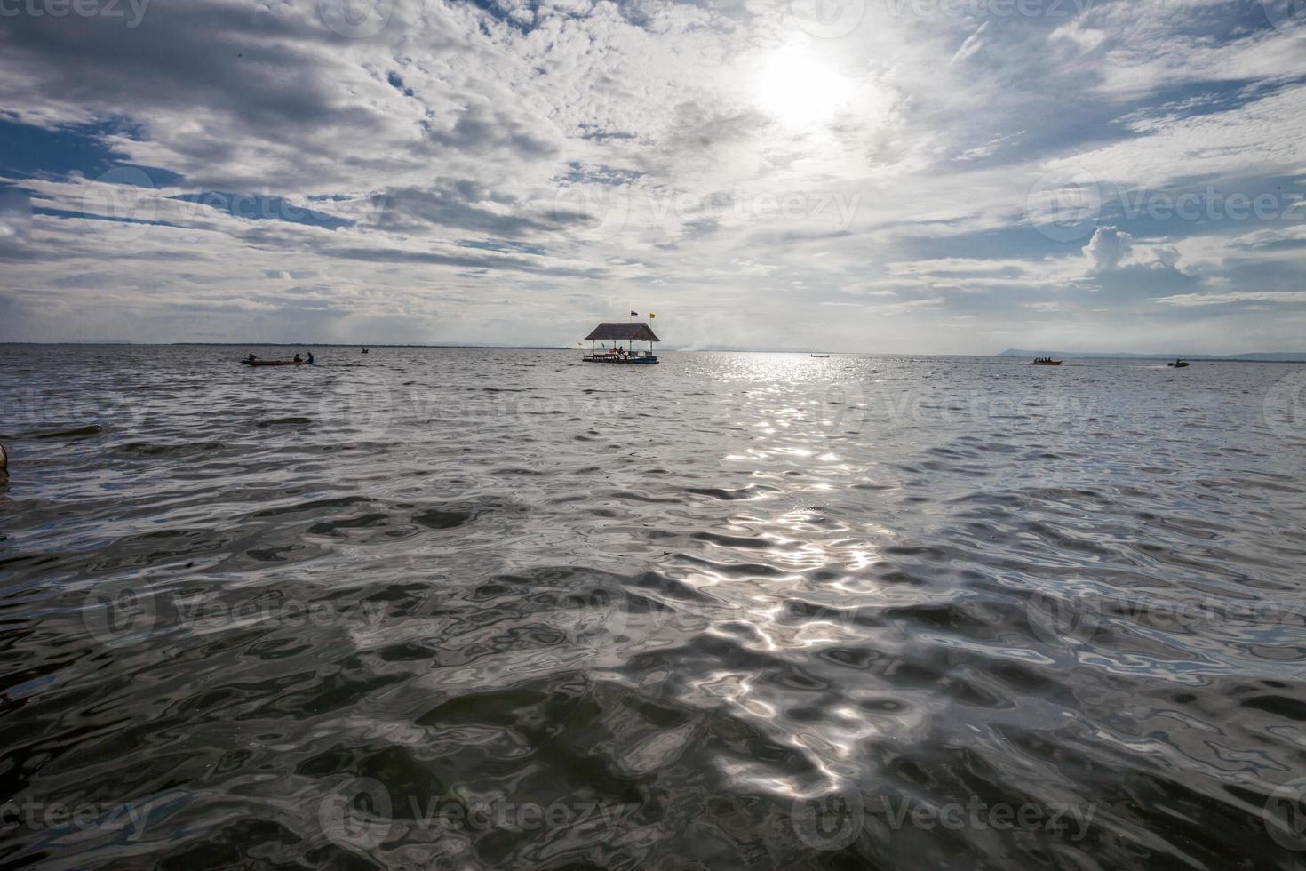 bei Sonnenuntergang im Wasser schwimmen. foto