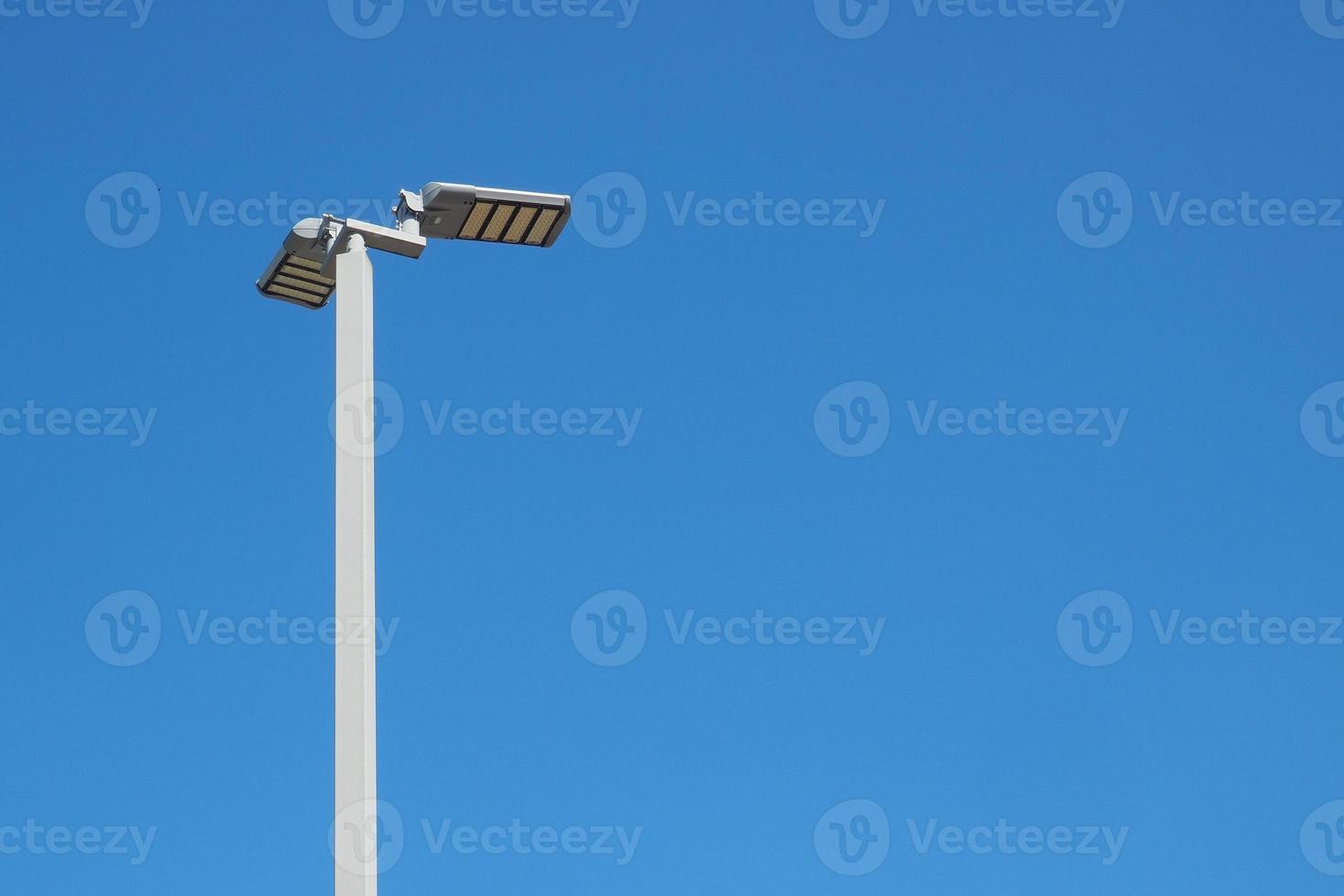 Strommasten für die Beleuchtung nutzen Sonnenenergie. sauberes energiekonzept alternative energie solarenergie foto