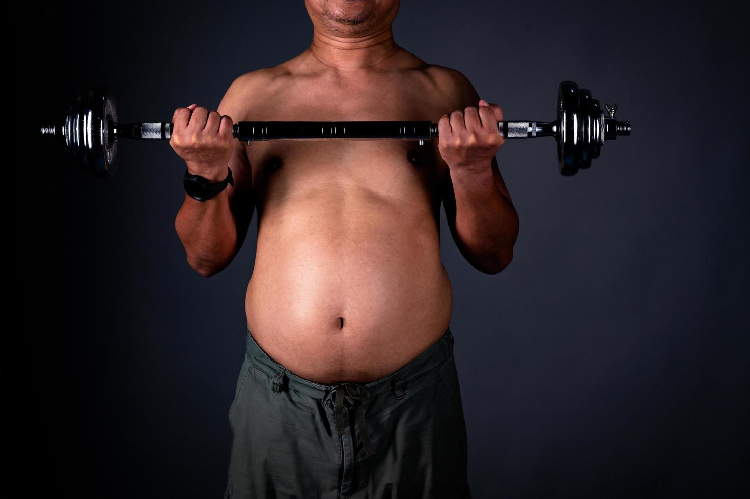 Große fettleibige Menschen haben einen dicken und überwucherten Bauch und benötigen Bewegung, um Gewicht zu verlieren und gesund zu bleiben foto