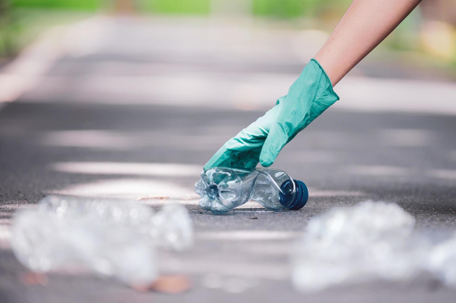 Kunststoff-Wasserflaschen, die entleert und in öffentlichen Bereichen zurückgelassen wurden, werden gesammelt, um sie für die Sammlung zum Recycling zu sortieren foto