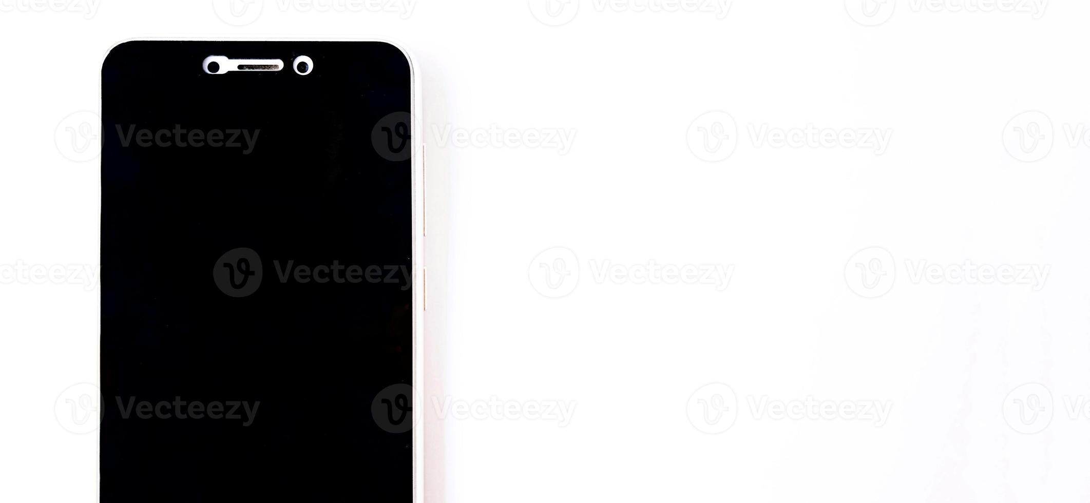Schwarzer Bildschirm des Smartphones mit weißem Hintergrund. geeignet für Firmen- und Telefonindustriewerbung, Hintergrund, Poster, Tech-Werbung usw. foto