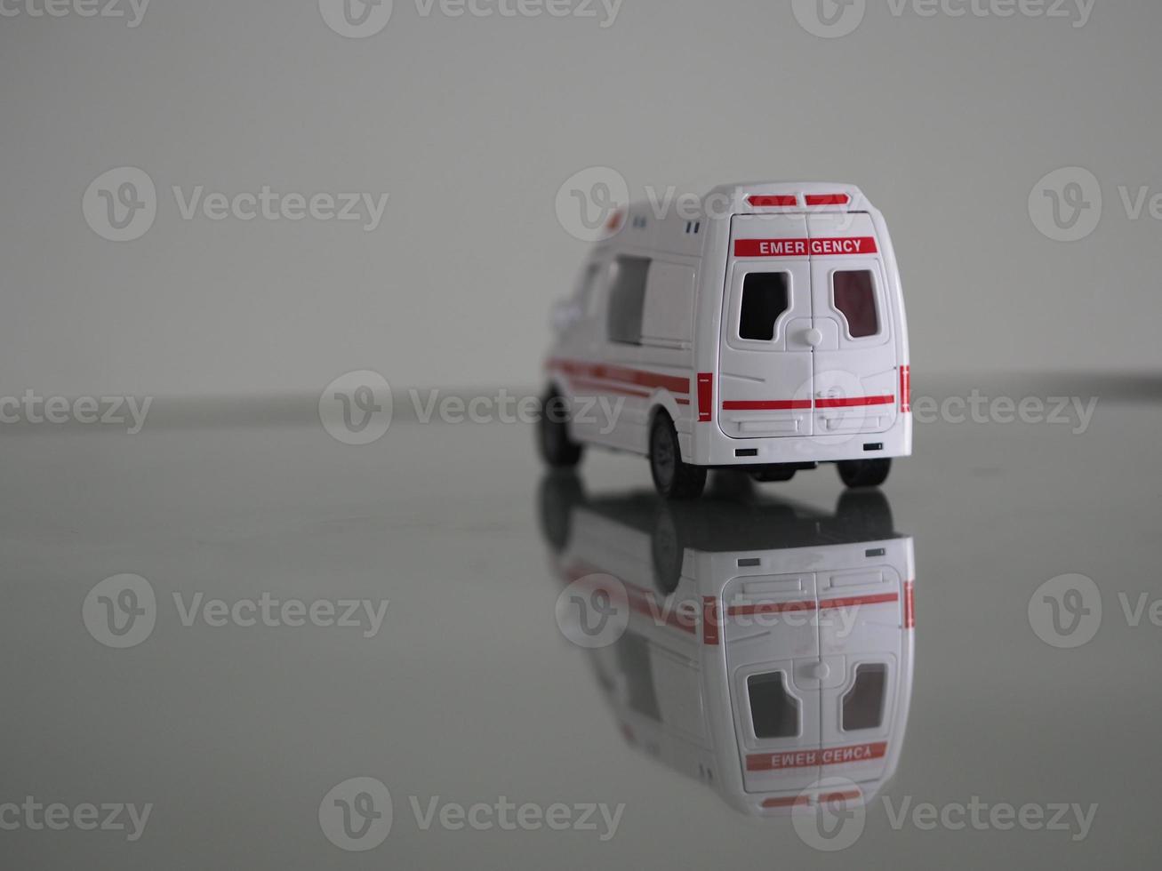 krankenwagen notfallmodell weiße farbe auto auf spiegeltisch reflexion foto