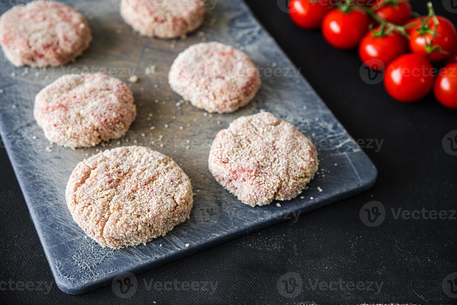 Kotelett rohes Hackfleisch Schweinefleisch, Rind, Lamm, Huhn frische Semmelbrösel Koteletts Mahlzeit Essen Snack Diät auf dem Tisch Kopie Raum Essen foto