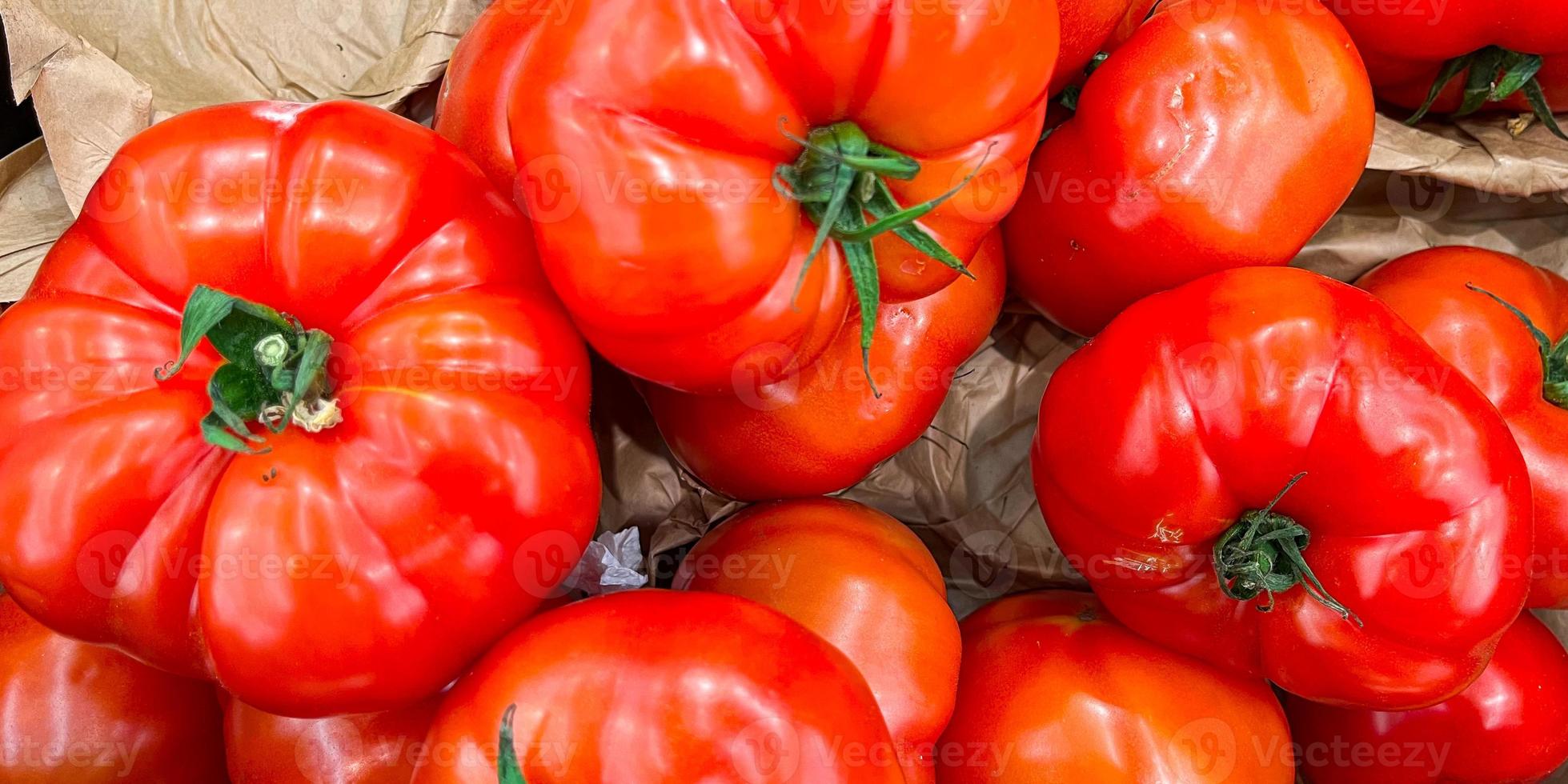 tomate grüner zweig kirschtomaten früchte auf der theke des marktes speichern gesunde mahlzeit essen snack kopie raum essen hintergrund vegetarisch vegan foto