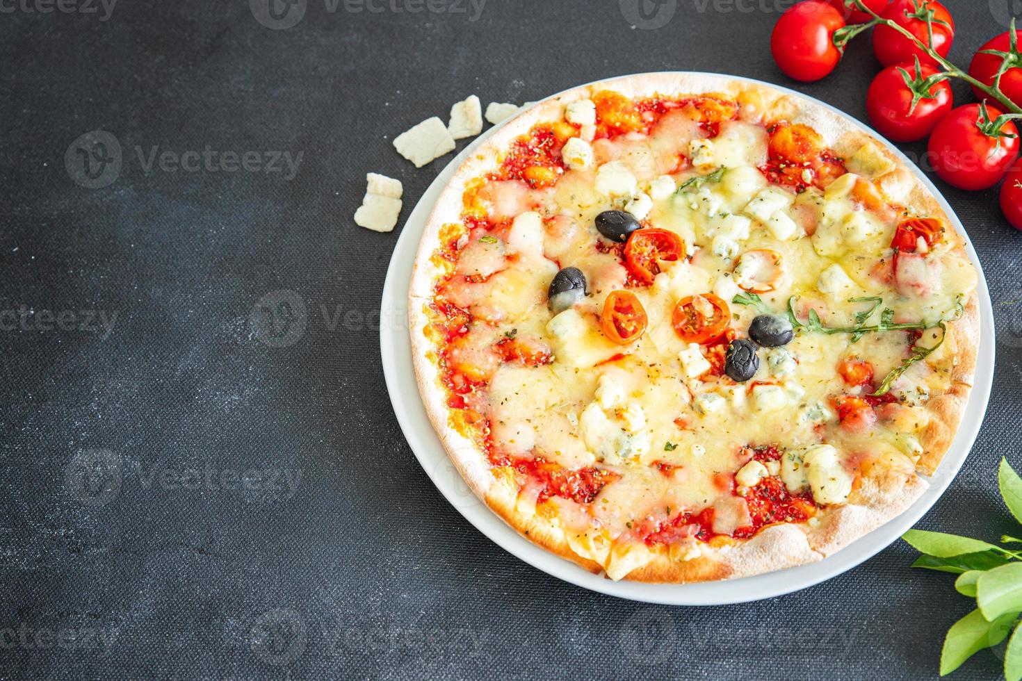 Gemüse-Pizza-Käse, Tomatensoße, frische Olivenmahlzeiten, Snacks auf dem Tisch kopieren Raum essen foto