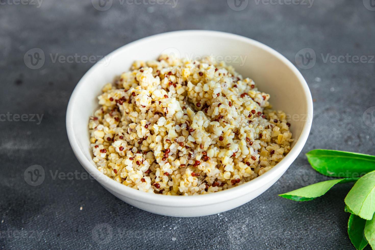 Bulgur-Quinoa-Brei-Müsli-Mischung, frisch, gesund, Mahlzeit, Essen, Diät, Snack auf dem Tisch, Kopienraum foto